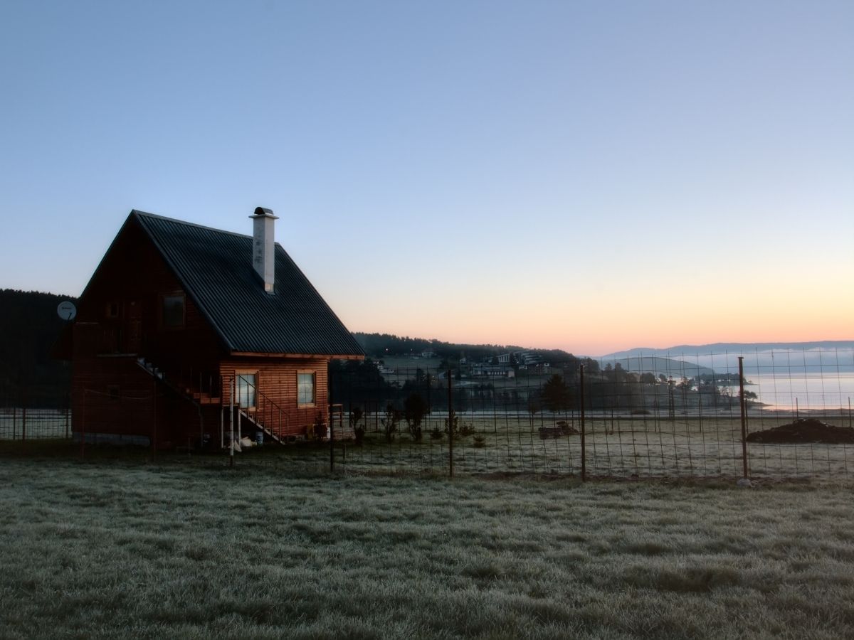 Declutter Your Home and Heart: A Christian Homemaker’s Guide to Simple Life