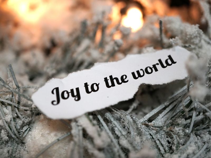Decorative "Joy to the World" message, symbolizing the celebration of Christ’s birth and the spreading of hope and peace during Christmas.